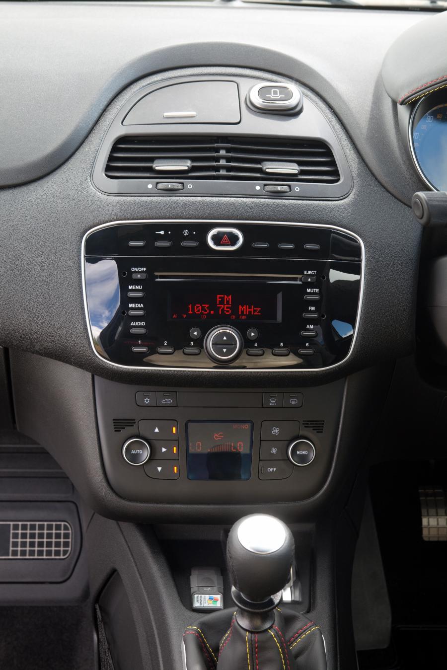 Детали интерьера Abarth Punto Evo (199) 2010 года  (UK) (фото 34 из 45)